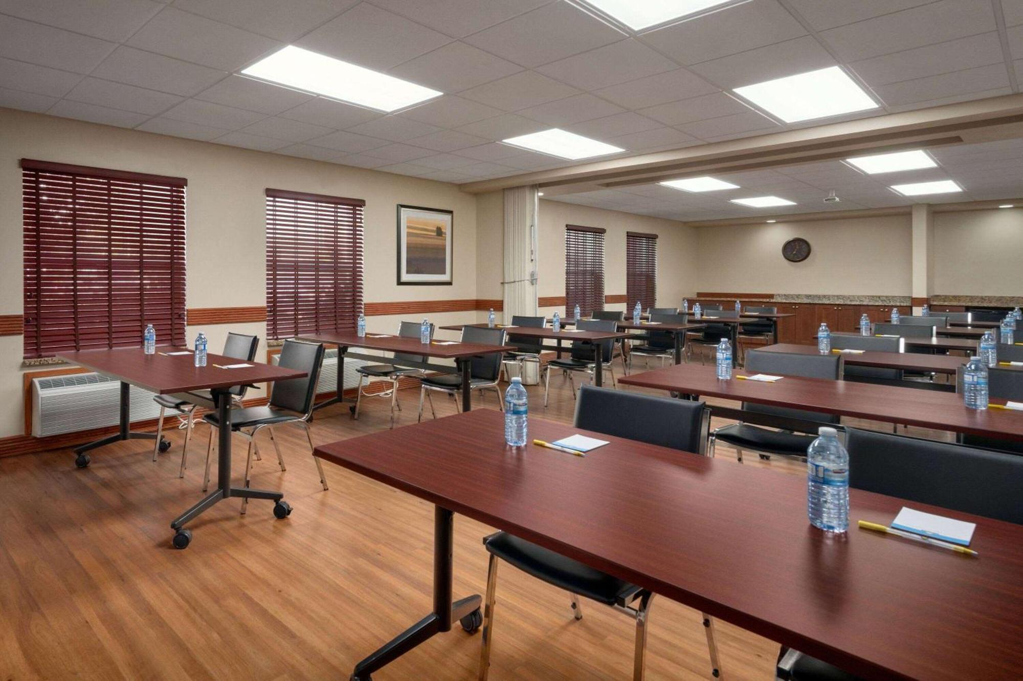 Days Inn & Suites By Wyndham Sherwood Park Edmonton מראה חיצוני תמונה
