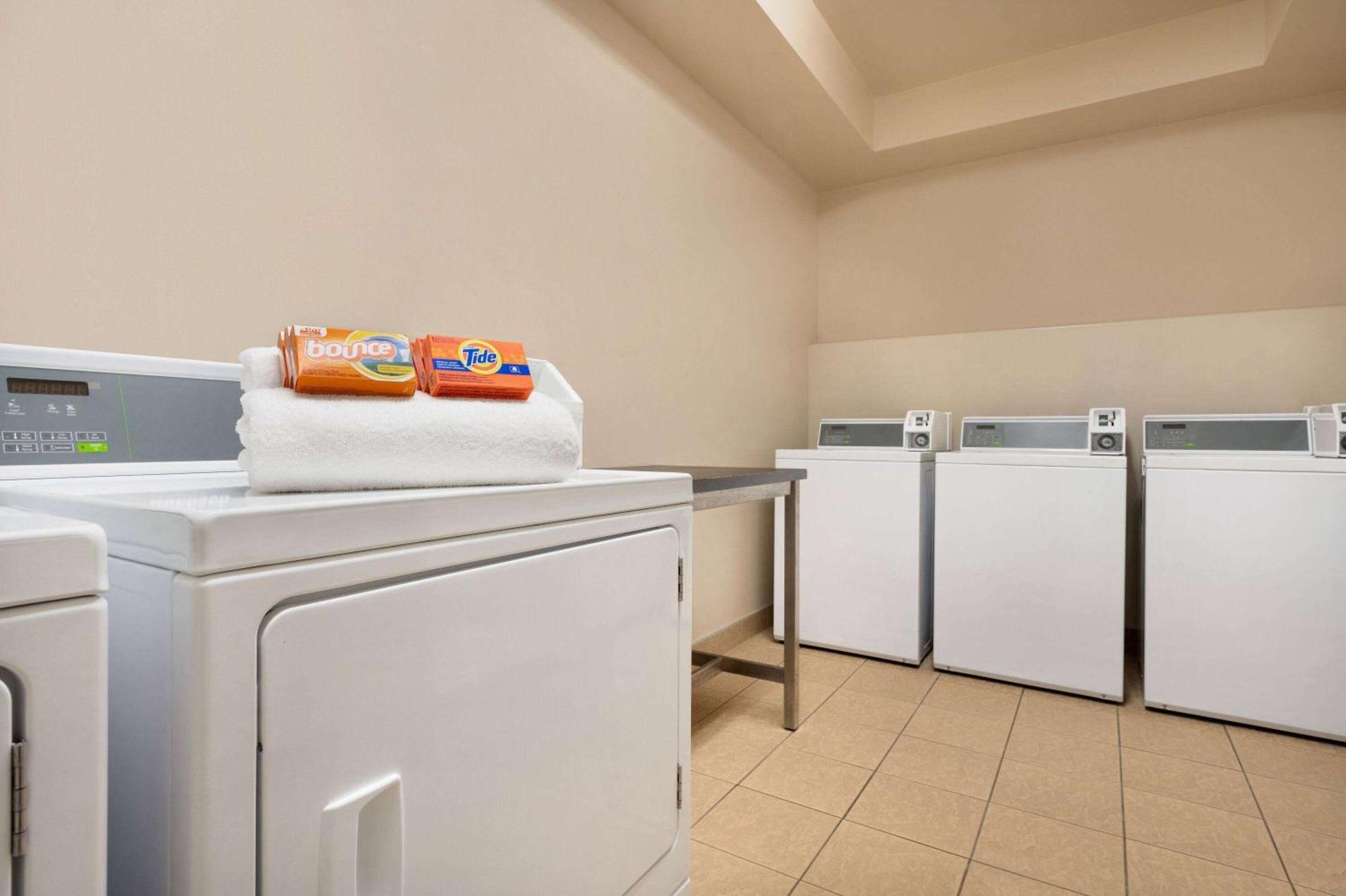 Days Inn & Suites By Wyndham Sherwood Park Edmonton מראה חיצוני תמונה