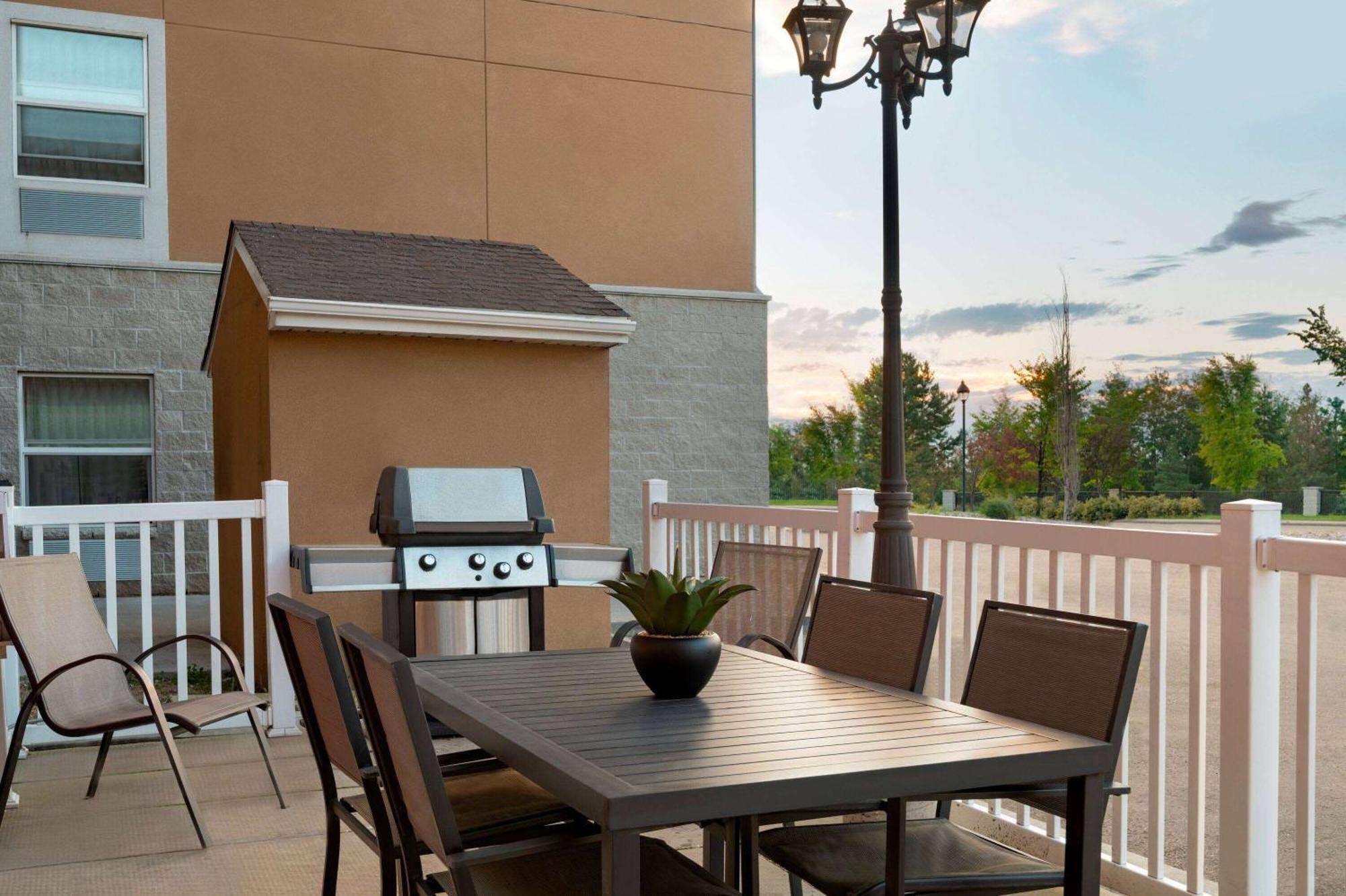 Days Inn & Suites By Wyndham Sherwood Park Edmonton מראה חיצוני תמונה