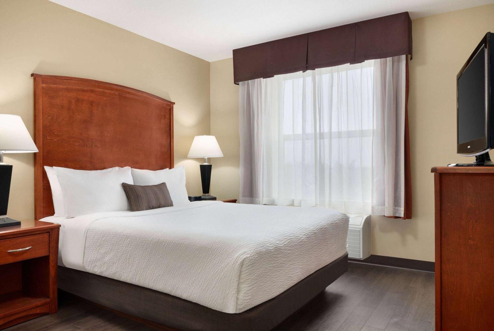 Days Inn & Suites By Wyndham Sherwood Park Edmonton מראה חיצוני תמונה